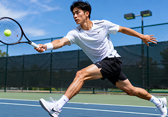 网球运动员比赛击球瞬间